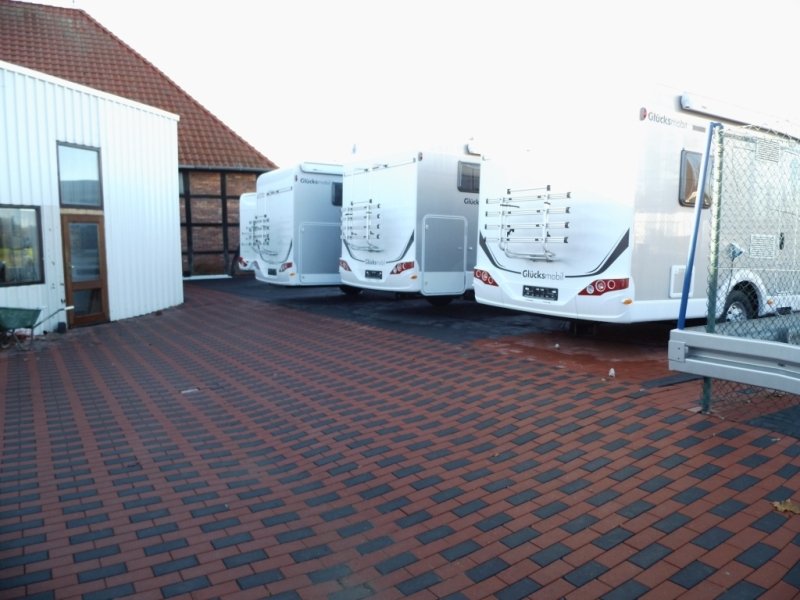 Reisemobile von hinten zu sehen auf dem Grundstück von Wohnwagen Bodenburg.